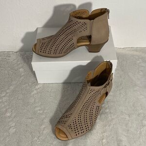 Earth Keri Taupe Soft Buck Peep Toe Perforated Booties Women’s Size 7.5B